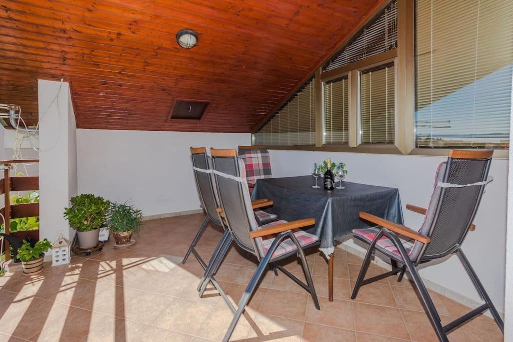 Apartment Roko - Up To 4 People With Free Parking Zadar Exteriör bild
