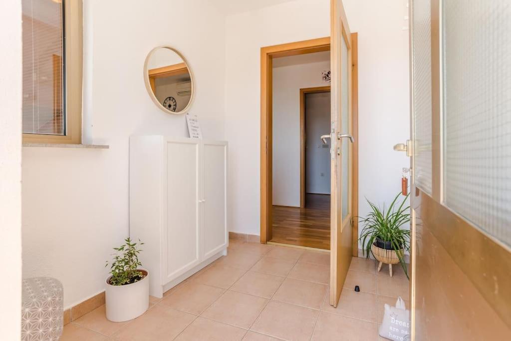 Apartment Roko - Up To 4 People With Free Parking Zadar Exteriör bild