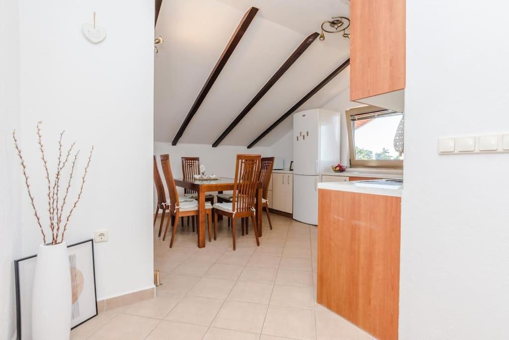 Apartment Roko - Up To 4 People With Free Parking Zadar Exteriör bild