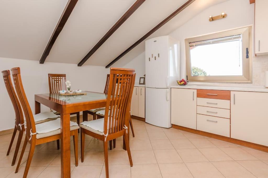 Apartment Roko - Up To 4 People With Free Parking Zadar Exteriör bild