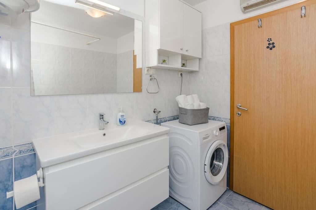 Apartment Roko - Up To 4 People With Free Parking Zadar Exteriör bild