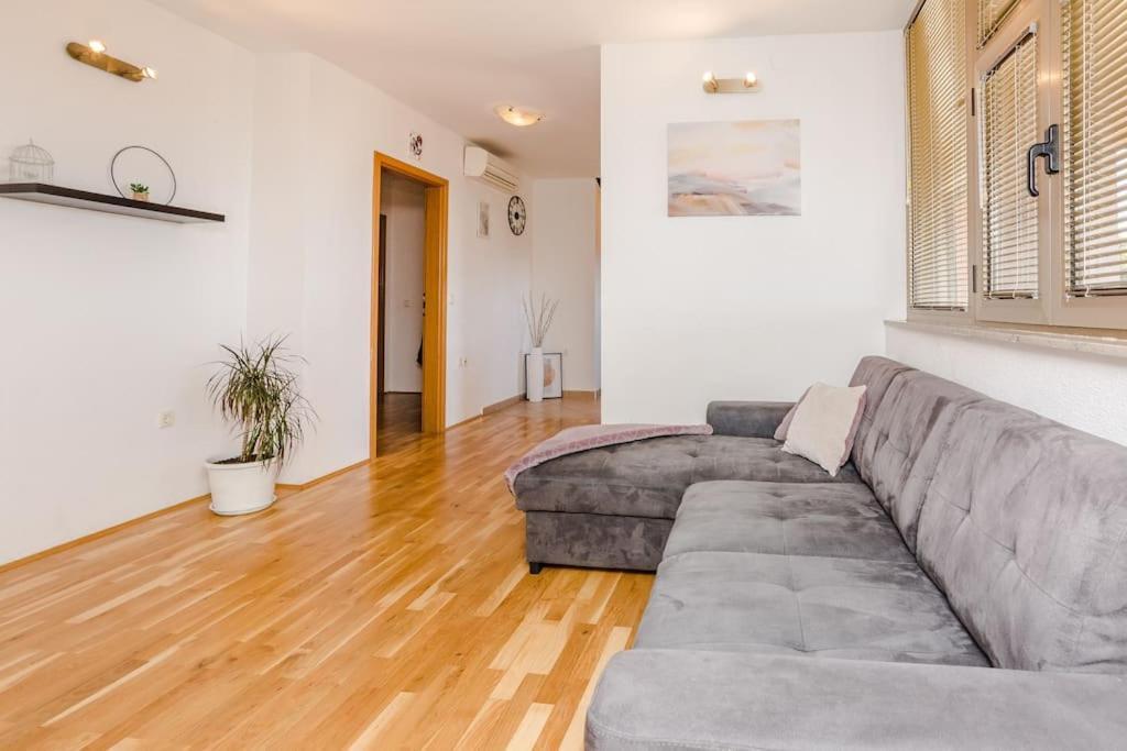 Apartment Roko - Up To 4 People With Free Parking Zadar Exteriör bild